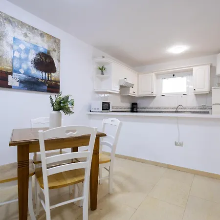 アパート Vivienda Con Piscina En *