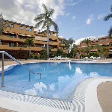 アパート Vivienda Con Piscina En *